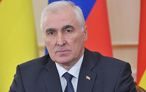 Государственный и политический деятель частично признанной республики Южная Осетия и её третий президент с 19 апреля 2012 года