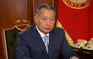 Киргизский политический и государственный деятель, лидер политического блока «Народное движение Кыргызстана» (с 2004), премьер-министр Киргизии (2000—2002 и 2005). Президент Киргизии с 2005 по 2010 год, пришёл к власти на волне «Революции тюльпанов» против правительства Аскара Акаева.