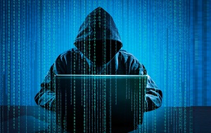 Компьютерный взломщик, программист, намеренно обходящий системы компьютерной безопасности