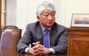 Крупный казахстанский предприниматель. Президент и крупный акционер Группы «KAZ Minerals», занимающейся добычей и переработкой цветных и драгоценных металлов. Президент "Холдинга Казахмыс"
