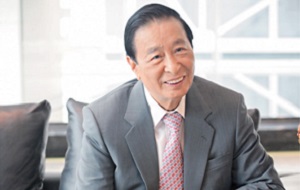 Крупный китайский бизнесмен, основатель, председатель и финансовый директор Henderson Land Development Company Limited