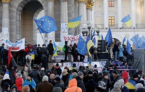 Массовая многомесячная акция протеста в центре Киева, начавшаяся 21 ноября 2013 года в ответ на приостановку украинским правительством подготовки к подписанию соглашения об ассоциации между Украиной и Евросоюзом и поддержанная выступлениями населения в других городах Украины