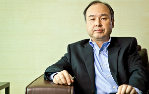 Японский предприниматель корейского происхождения, основатель и генеральный директор компании SoftBank, председатель совета директоров телекоммуникационной компании Sprint, миллиардер