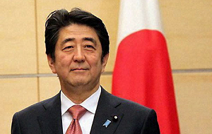 Японский государственный и политический деятель, 90-й премьер-министр Японии в 2006—2007 годах, 96-й премьер-министр Японии с 26 декабря 2012 года, председатель Либерально-демократической партии Японии