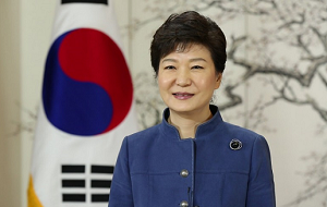 11-й президент Республики Корея (2013—2017). Дочь Пак Чон Хи, президента Южной Кореи в 1963—1979 годах. Президентские полномочия были приостановлены в результате голосования по процедуре импичмента, состоявшегося 9 декабря 2016 года в парламенте Южной Кореи. 10 марта 2017 года Конституционный суд Южной Кореи единогласно утвердил импичмент, после чего полномочия президента были прекращены.