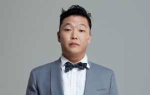 Южнокорейский исполнитель и автор песен, выступающий под псевдонимом PSY (Сай; кор. 싸이; s͈ai). Известен своими юмористическими видеоклипами и концертными выступлениями