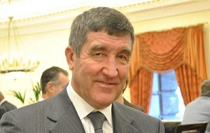 Российский политический деятель, глава администрации Тюменской области с 1991 по 1993 год, министр топлива и энергетики с 1993 по 1996 год