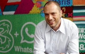 Американский программист и предприниматель еврейского происхождения, эмигрант из Украины, разработчик мессенджера WhatsApp, исполнительный директор Facebook с 2014 года. Обитает в Маунтин-Вью, Калифорния. Состояние на 26 февраля 2014 - 9.8 млрд долларов