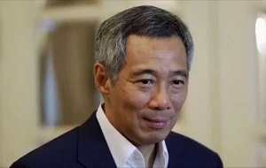 Премьер-министр Сингапура с 12 августа 2004, сменил Го Чок Тонга; министр финансов с 2001 по 1 декабря 2007 года. Председатель правящей партии ПНД. Старший сын бывшего премьера Ли Куан Ю